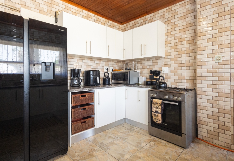 3 Bedroom Property for Sale in Peerless Park West Western Cape
